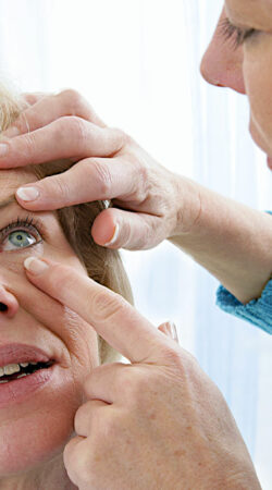Tips to Manage Age-related Macular Degeneration